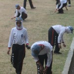 20150826-akibat tidak taat peraturan maba dihukum mencari sampah (rizal)