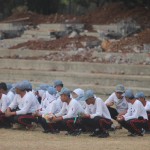 20150826-barisan maba yang memakai atribut tidak lengkap (rifka)