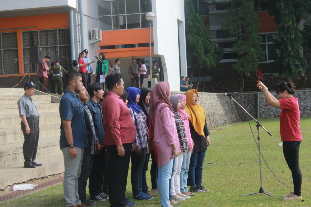 Himne dan mars polines yang dibawakan oleh konsep.